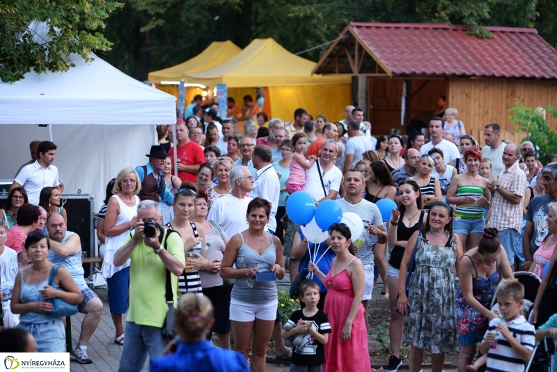 A Szabolcs Néptánc Együttes fellépése a Sóstói Serfeszten