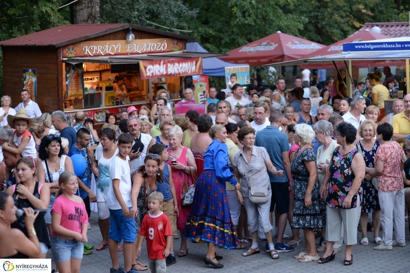 A Szabolcs Néptánc Együttes fellépése a Sóstói Serfeszten