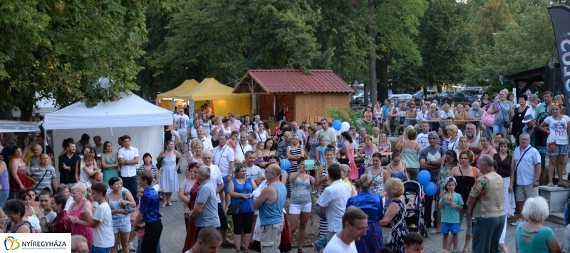 A Szabolcs Néptánc Együttes fellépése a Sóstói Serfeszten