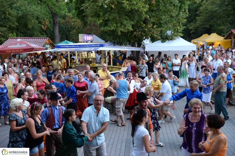 A Szabolcs Néptánc Együttes fellépése a Sóstói Serfeszten
