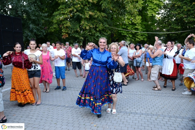 A Szabolcs Néptánc Együttes fellépése a Sóstói Serfeszten