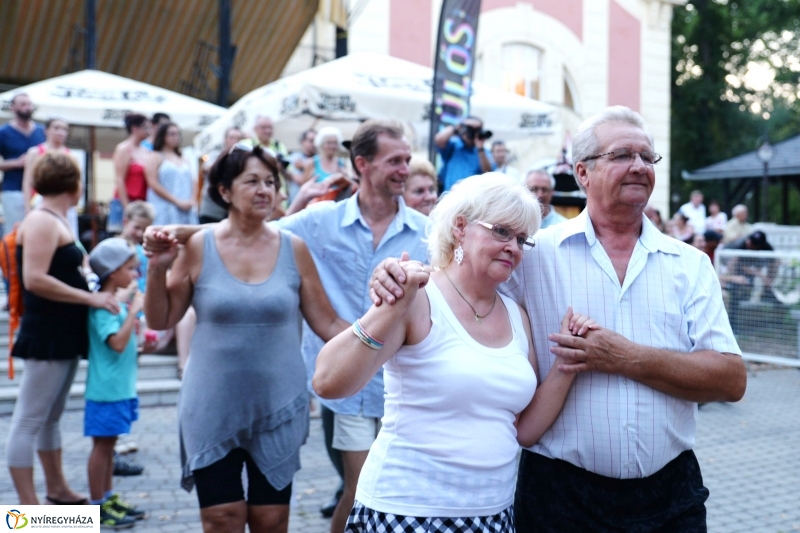 A Szabolcs Néptánc Együttes fellépése a Sóstói Serfeszten