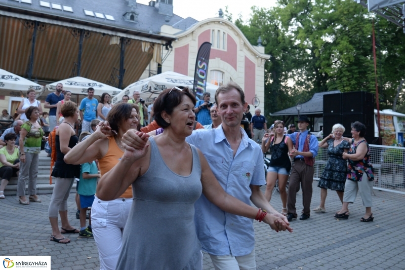 A Szabolcs Néptánc Együttes fellépése a Sóstói Serfeszten