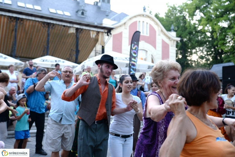 A Szabolcs Néptánc Együttes fellépése a Sóstói Serfeszten