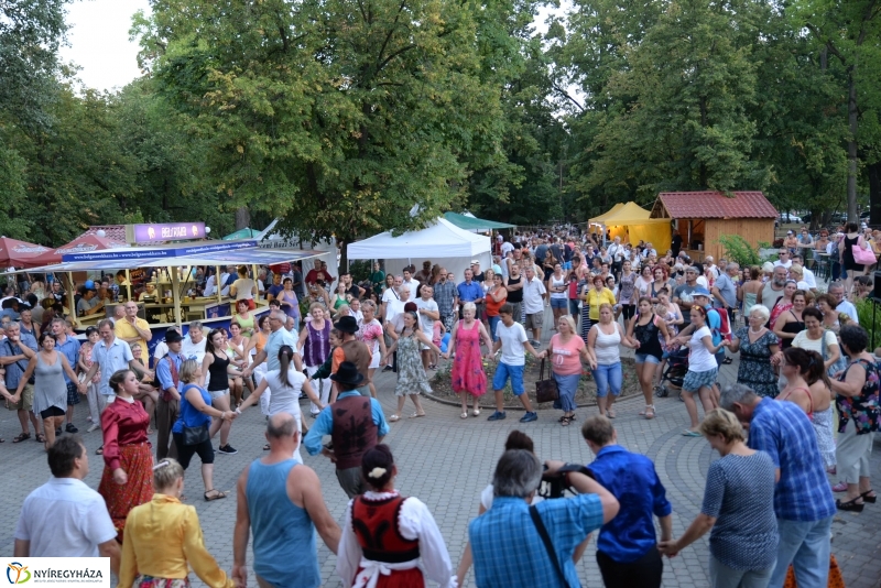 A Szabolcs Néptánc Együttes fellépése a Sóstói Serfeszten