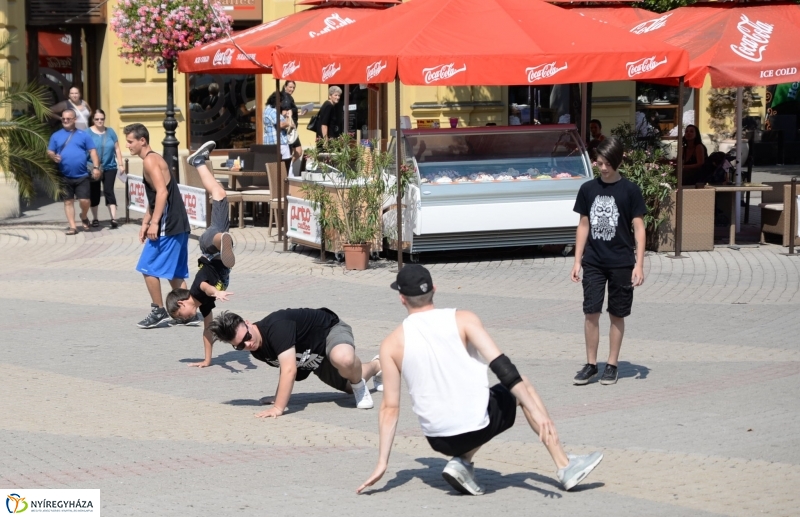 Flashmob a Kossuth téren