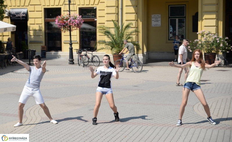 Flashmob a Kossuth téren