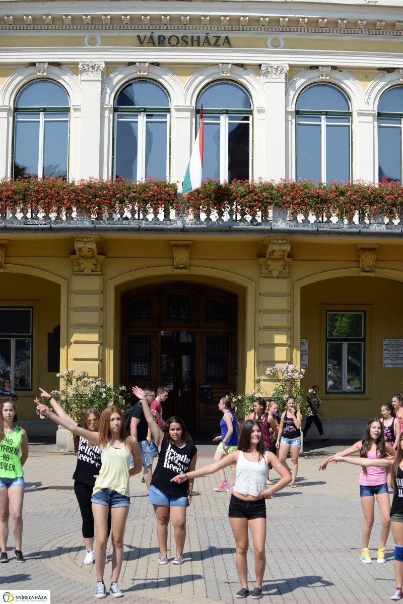Flashmob a Kossuth téren