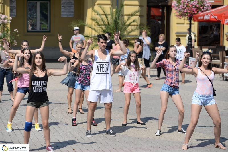 Flashmob a Kossuth téren