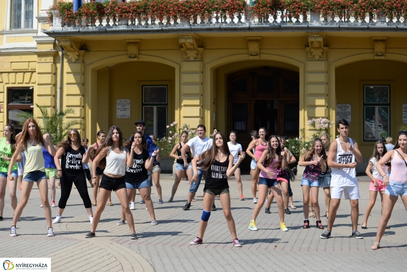 Flashmob a Kossuth téren