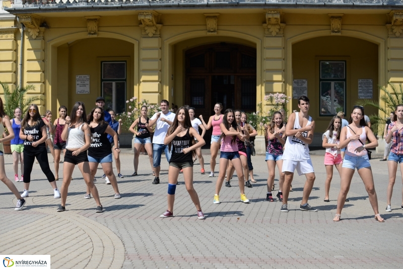 Flashmob a Kossuth téren