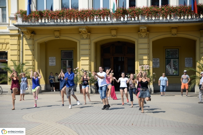 Flashmob a Kossuth téren