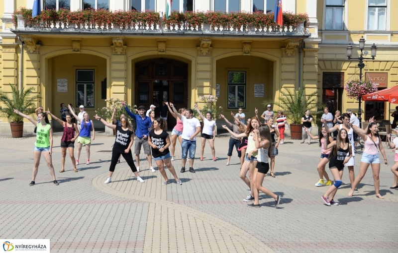 Flashmob a Kossuth téren
