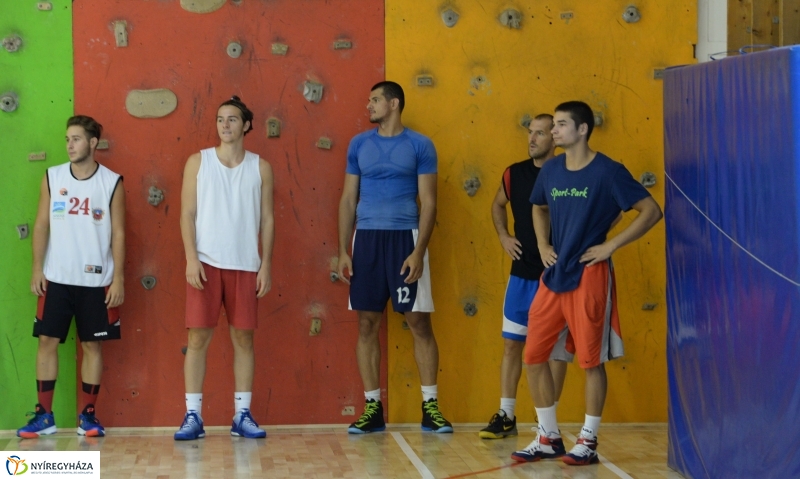 Megkezdték a felkészülést a férfi kosarasok