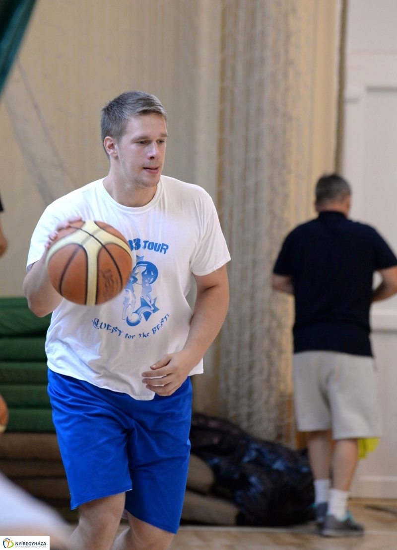 Megkezdték a felkészülést a férfi kosarasok