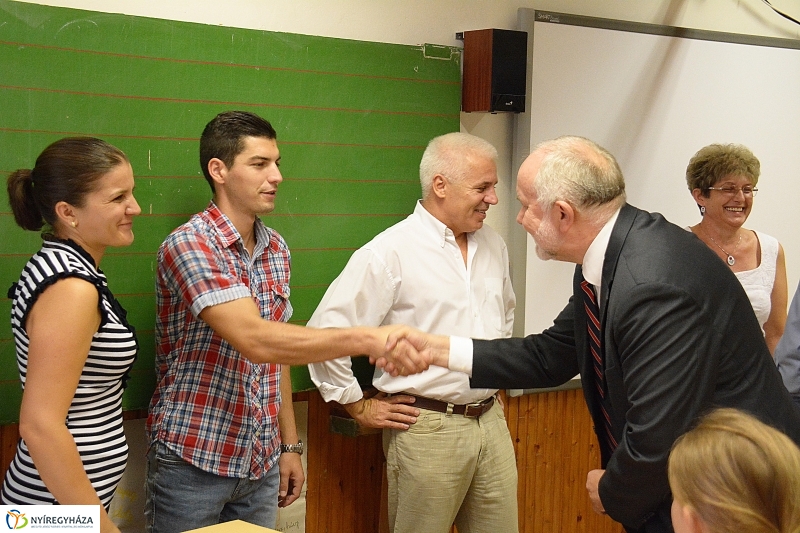 Ajándék tanszercsomag átadása