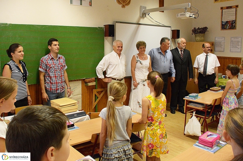 Ajándék tanszercsomag átadása