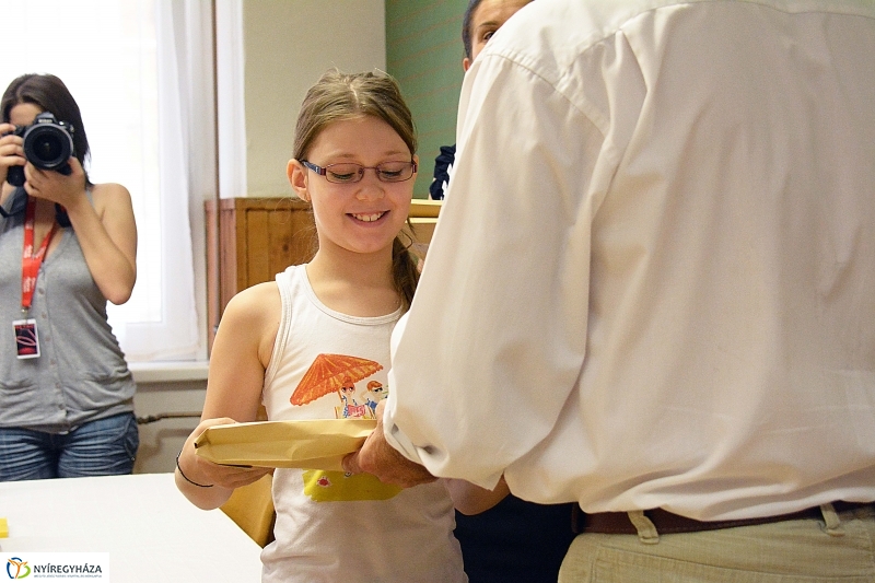 Ajándék tanszercsomag átadása