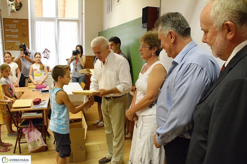 Ajándék tanszercsomag átadása