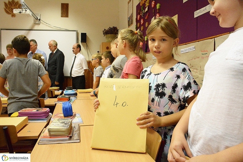 Ajándék tanszercsomag átadása