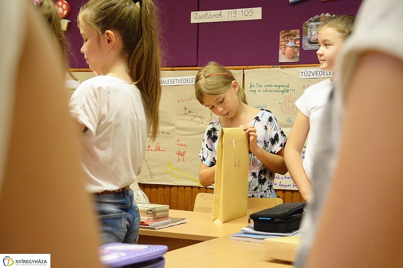 Ajándék tanszercsomag átadása