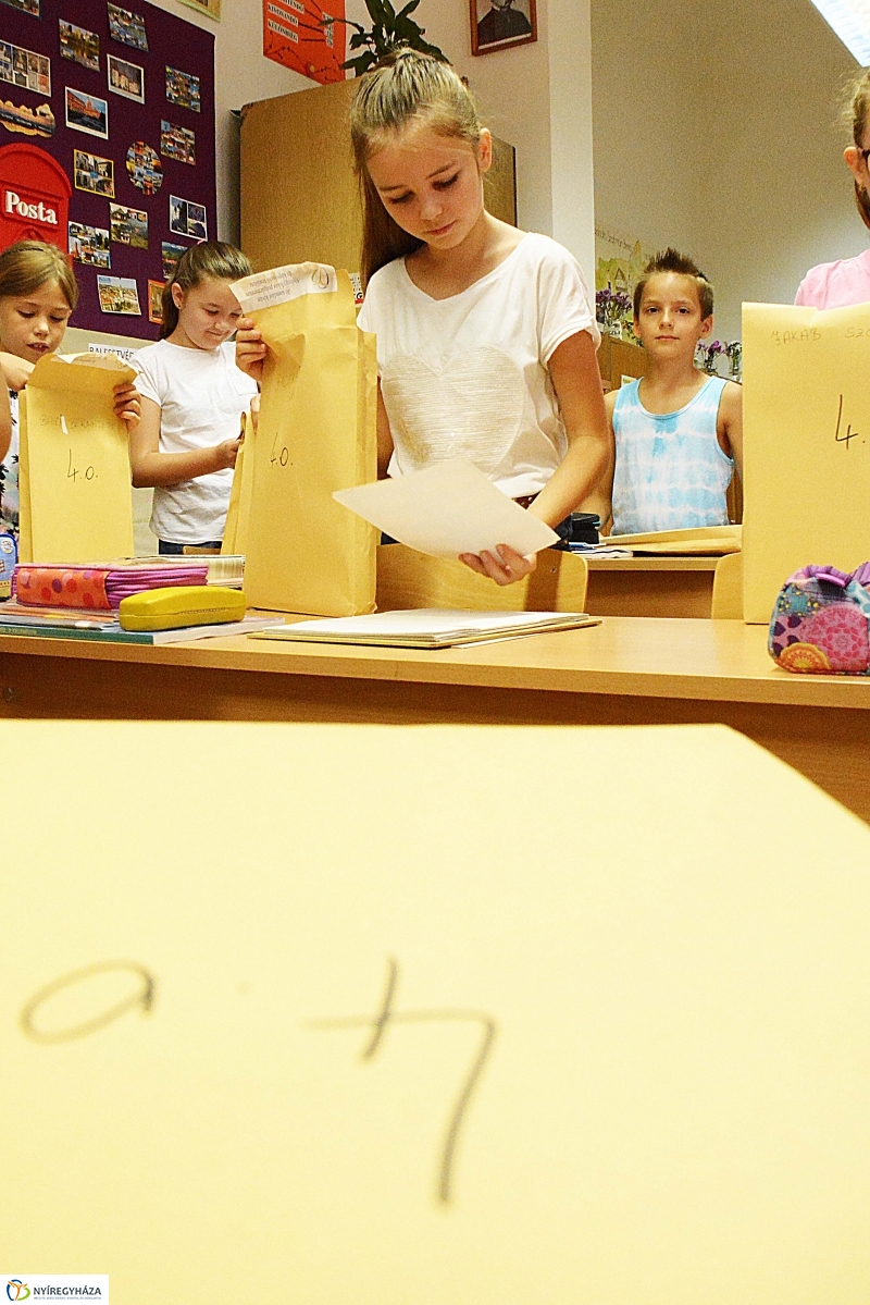 Ajándék tanszercsomag átadása