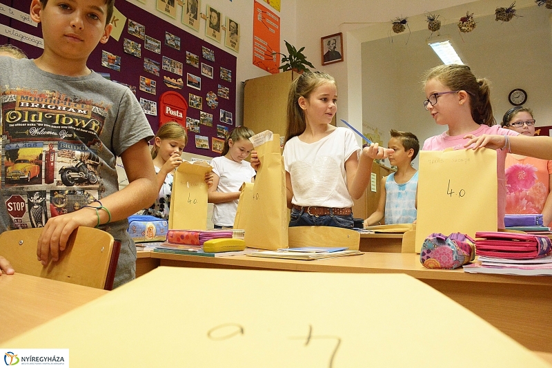 Ajándék tanszercsomag átadása