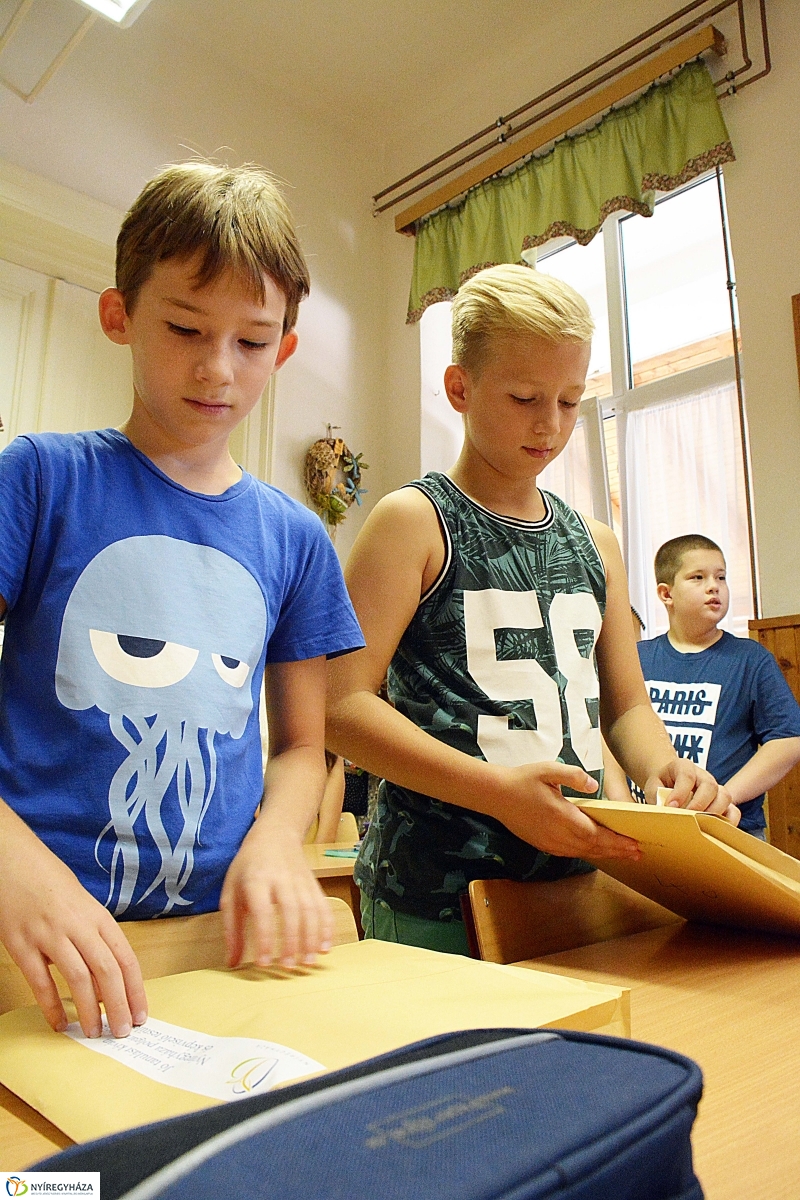 Ajándék tanszercsomag átadása