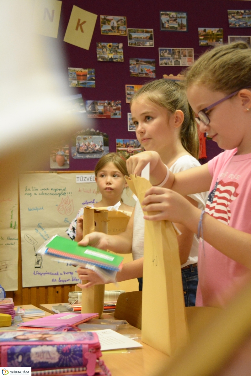 Ajándék tanszercsomag átadása