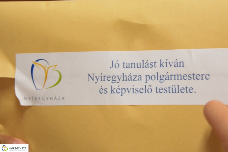 Ajándék tanszercsomag átadása