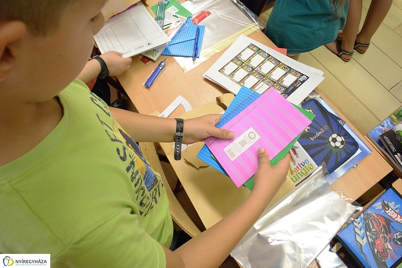 Ajándék tanszercsomag átadása