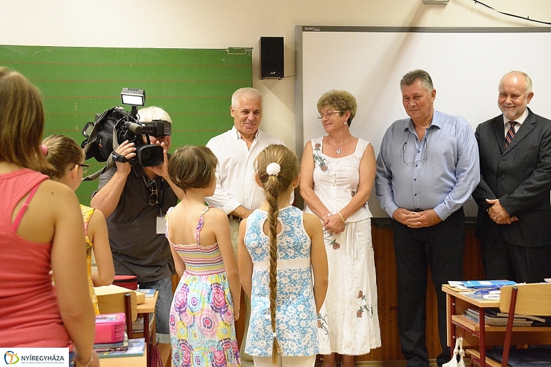 Ajándék tanszercsomag átadása