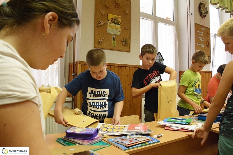 Ajándék tanszercsomag átadása