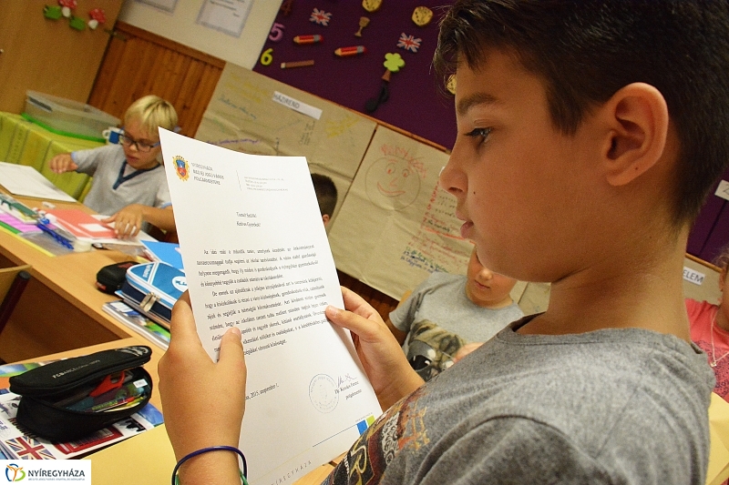 Ajándék tanszercsomag átadása