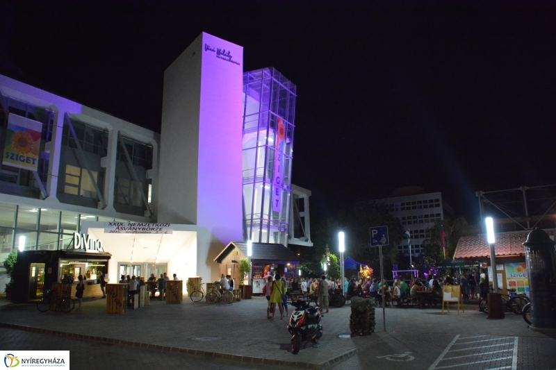 Filmvetítés a Kossuth téren