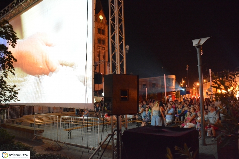 Filmvetítés a Kossuth téren