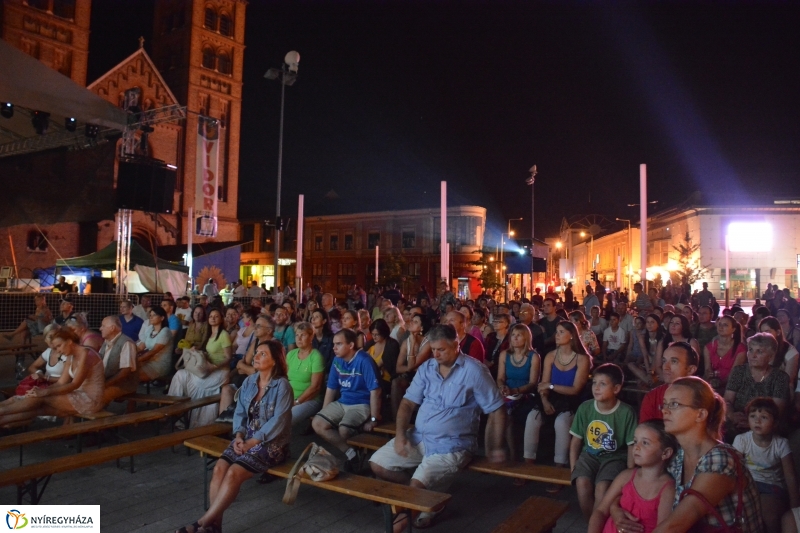 Filmvetítés a Kossuth téren