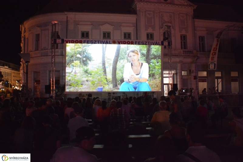 Filmvetítés a Kossuth téren