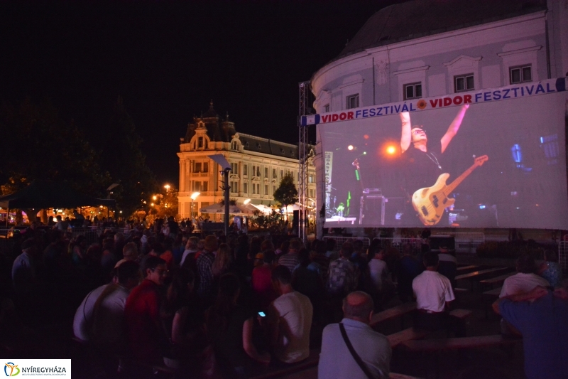 Filmvetítés a Kossuth téren