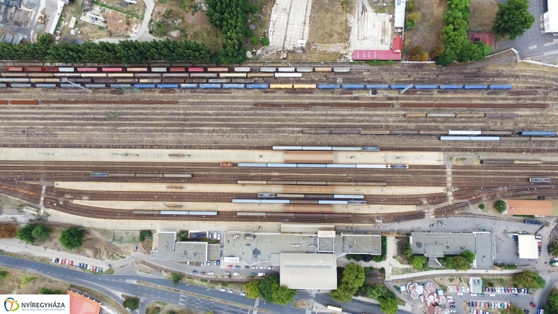 A vágányoknál kérjük vigyázzanak..! 