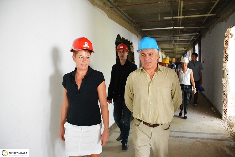 Bujtosi Szabadidő Csarnok felújításának bejárása