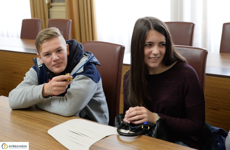 Cserediákok a Városházán