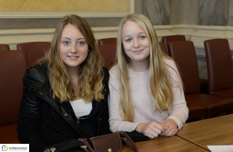 Cserediákok a Városházán