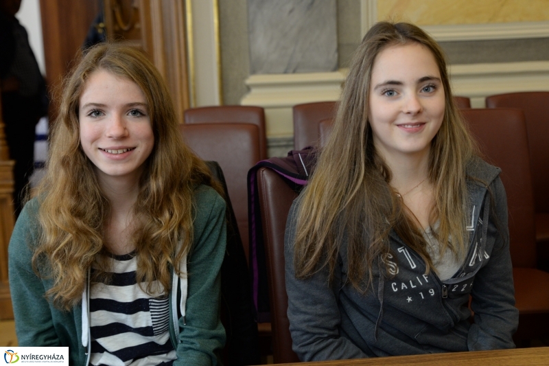 Cserediákok a Városházán