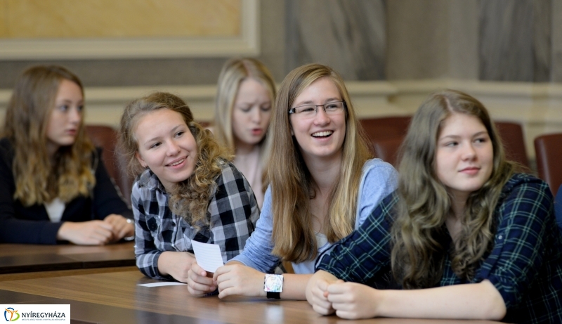 Cserediákok a Városházán