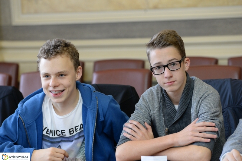 Cserediákok a Városházán