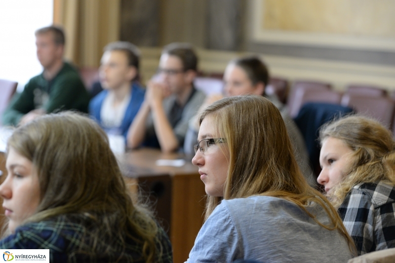 Cserediákok a Városházán