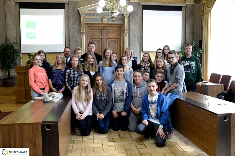 Cserediákok a Városházán