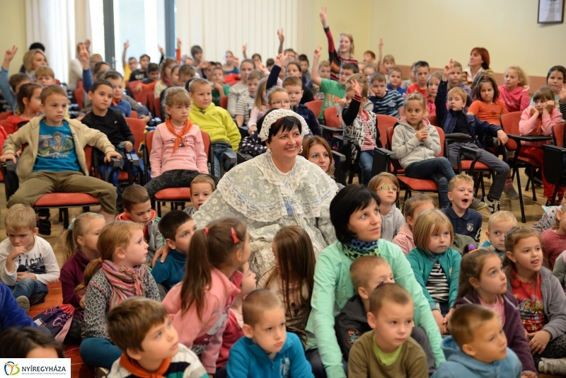 A könyvtárban is a mese volt a főszereplő