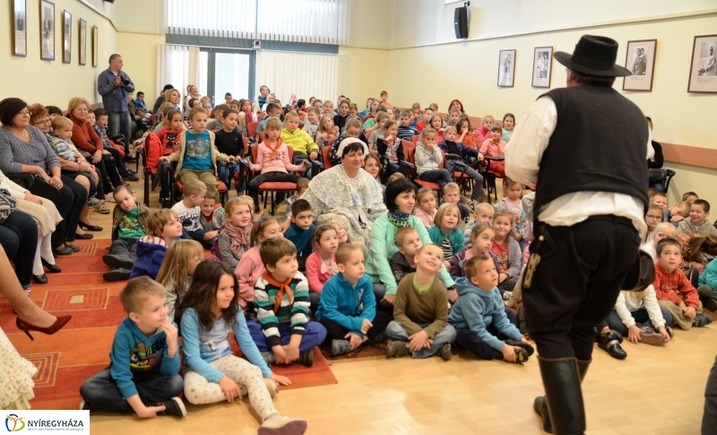 A könyvtárban is a mese volt a főszereplő